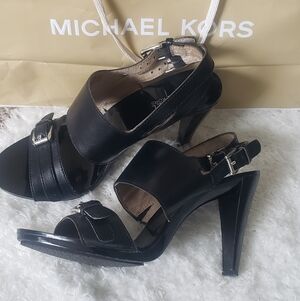 💫MICHAEL KORS Buckle Heel Sandals.